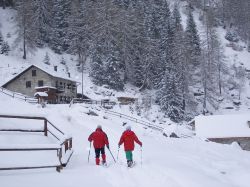 Meta di camminatori con racchette da neve